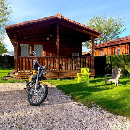 Camping Familial Paisible Avec Piscine, Mobil Home , Chalet, Studio & Emplacement Nue Casties-Labrande 외부 사진
