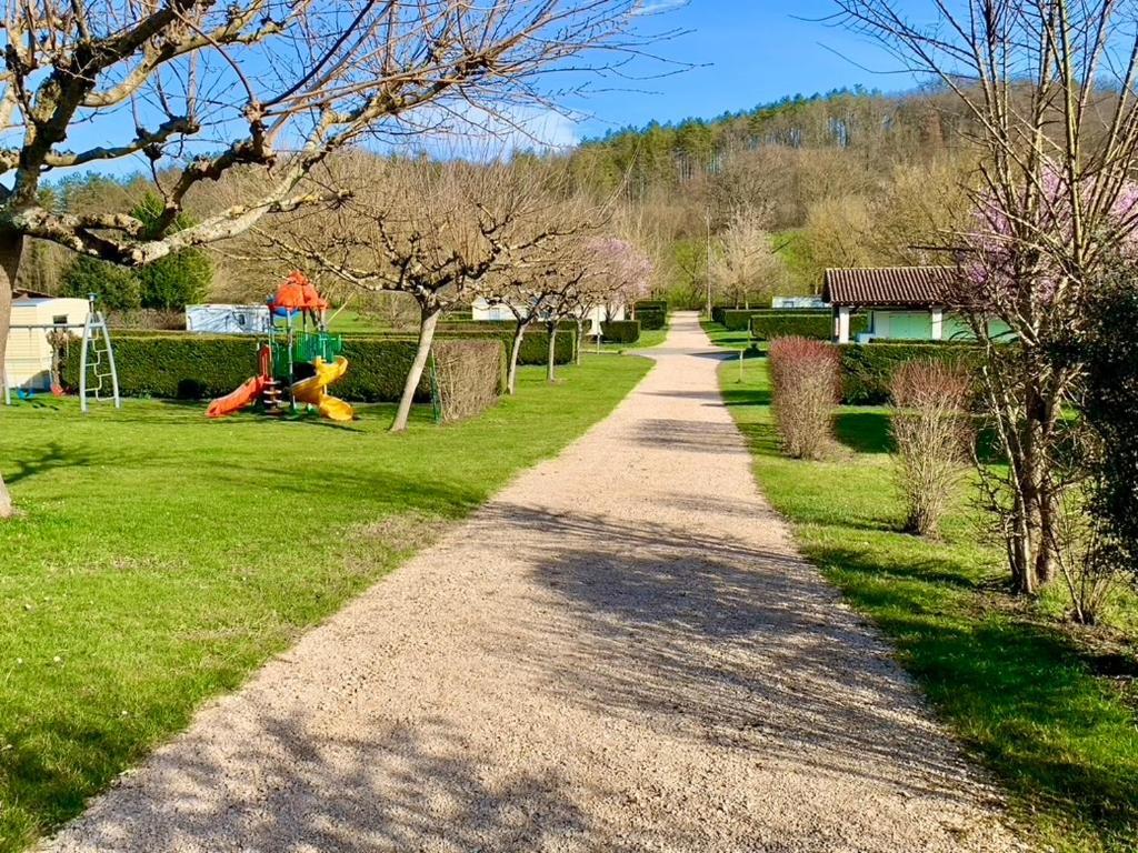 Camping Familial Paisible Avec Piscine, Mobil Home , Chalet, Studio & Emplacement Nue Casties-Labrande 외부 사진