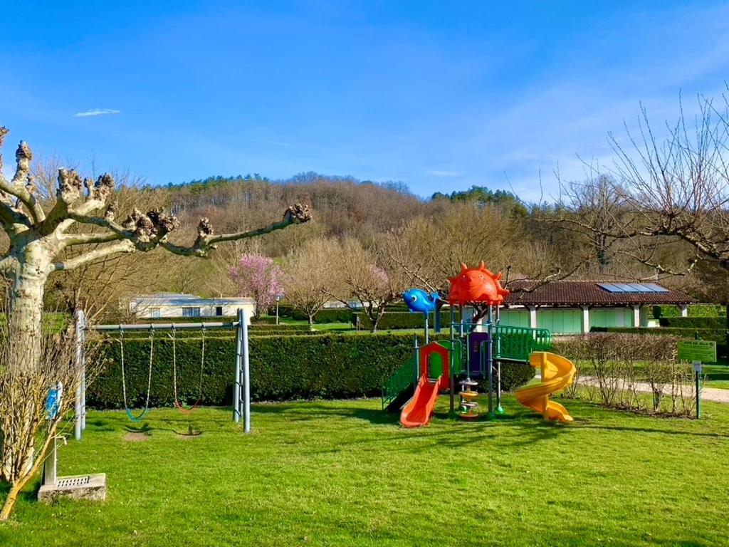 Camping Familial Paisible Avec Piscine, Mobil Home , Chalet, Studio & Emplacement Nue Casties-Labrande 외부 사진