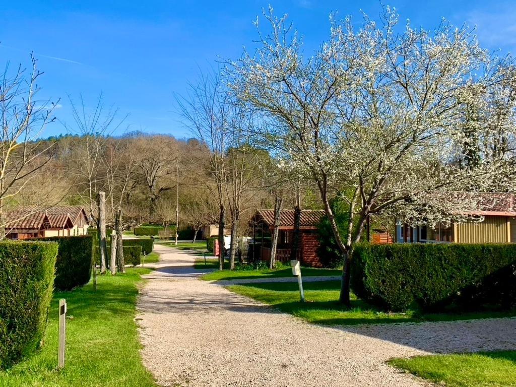 Camping Familial Paisible Avec Piscine, Mobil Home , Chalet, Studio & Emplacement Nue Casties-Labrande 외부 사진